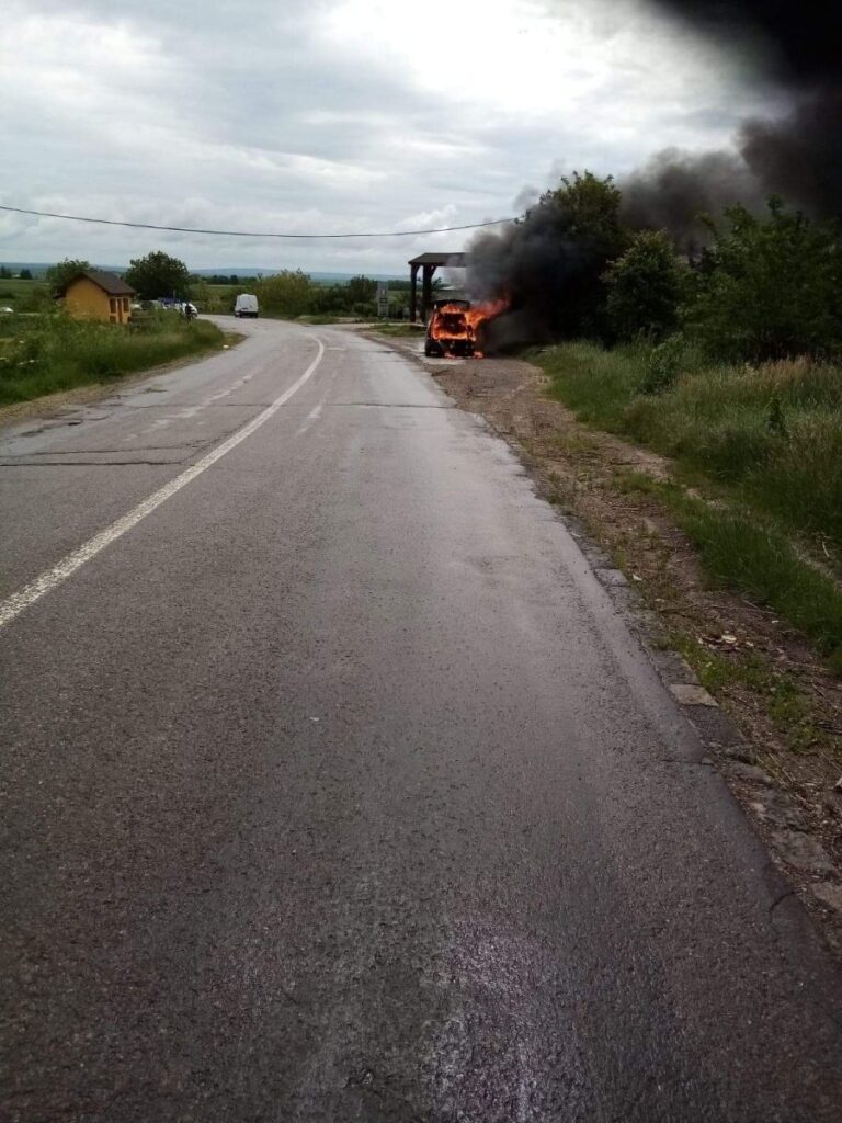 Un autoturism a luat foc pe DN 29D